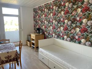 a living room with a floral wallpaper on the wall at 2Schlafzimmer, Wohnküche&Balkon in Oberhausen