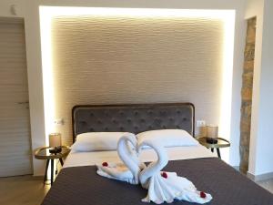 Dos cisnes para ser toallas en una cama en Panorama Suite, en Piazza Armerina