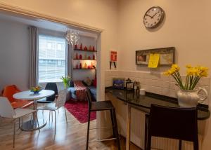 O bucătărie sau chicinetă la HOLIDAY SALE for the whole of December-The Wanderlust - 1 Bedroom Apartment l Sleeps 4 with Sofa Bed l Prime Location plus Free WiFi l Perfect for Business & Leisure Travelers l 15percent Off Weekly & 20percent Off Monthly Stays! +9 fotografii