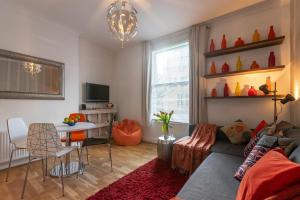 a living room with a couch and a table at Experience Vibrant Covent Garden - The Wanderlust by SmartStays in London