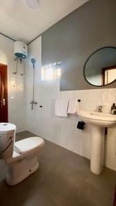 y baño con aseo y lavamanos. en Home4u Fidji F2, en Cotonou