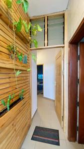 un pasillo con una pared de madera con plantas en Home4u Fidji F2, en Cotonou