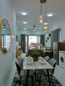 新山的住宿－2 Seaview Balcony@Danga Bay，用餐室以及带桌椅的起居室。