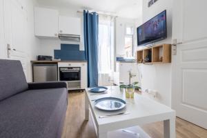 オルリーにあるAppartement 450 m gare RER Cのリビングルーム(白いテーブル、ソファ付)