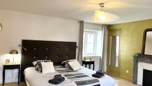 - une chambre avec un grand lit et une tête de lit noire dans l'établissement Appartement Bossoreil 110m2 - 3 chambres, à Angers