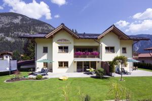 una casa con un prato davanti di Appartment Kinigadner a Pertisau