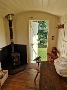 The Delkin Shepherds Huts Castle Combe的休息区