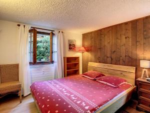 ヴェルビエにあるTrolles rez 6のベッドルーム1室(ピンクのシーツが敷かれたベッド1台、窓付)