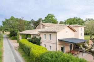 een huis met een zonnepaneel aan de kant van een weg bij Gîte des Pilliers in Belleville-sur-Saône