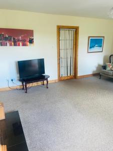 TV a/nebo společenská místnost v ubytování Clonmines lodge