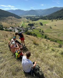 um grupo de pessoas sentadas no topo de uma colina em Le Silence du Midi em Comus