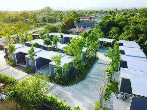 una vista aérea de un edificio con árboles en Sleep Box Kaengkhoi, en Ban Khlong Nung (1)