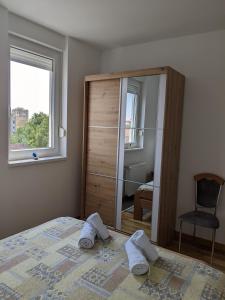 Rúm í herbergi á DAS Apartman