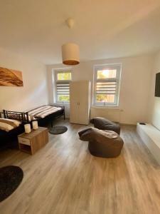 ein Wohnzimmer mit einem Sofa und einem Tisch in der Unterkunft Gemütliche 3-Zimmer Ferienwohnung in Leipzig 1 OG in Leipzig