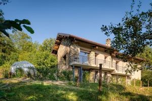 une vieille maison avec une serre devant elle dans l'établissement Il Cantico Bubble Room Home Restaurant, à San Giacomo