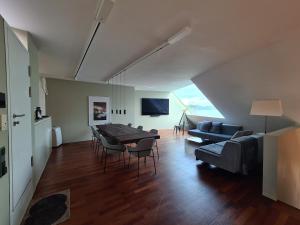 TV a/nebo společenská místnost v ubytování Lucerne Lake View Apartments