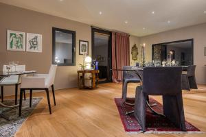 a dining room with a table and chairs and a dining room at Il Cantico Bubble Room Home Restaurant in San Giacomo