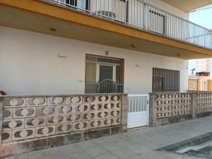 ein Gebäude mit einer Schutzwand und einem Balkon in der Unterkunft Apartamento de Marta in Miramar
