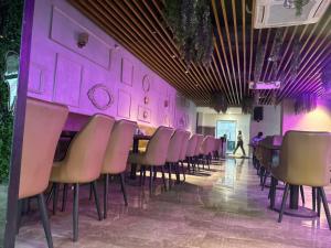 Posezení v ubytování Hotel Merakee - Near Dahisar Mira Road Mumbai