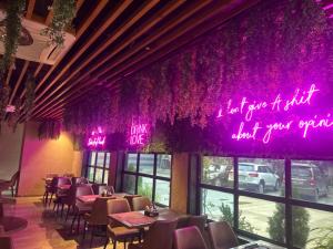 Posezení v ubytování Hotel Merakee - Near Dahisar Mira Road Mumbai