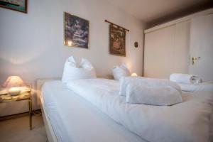 クックスハーフェンにあるFrische Brise FeWo 12 01の白いシーツが敷かれたベッドが2つある寝室 +14枚の写真