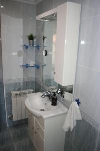y baño con lavabo y espejo. en Gartzinea, amplia y preciosa vivienda rural, en Ezkurra