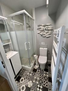 een badkamer met een douche, een toilet en een wastafel bij VILLA LES PLANCHES DEAUVILLE PLAGE CASINO in Tourgeville