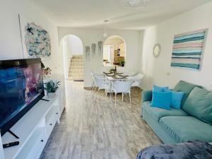 un soggiorno con divano e sala da pranzo di Tenerifehause a San Miguel de Abona