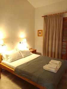 1 dormitorio con 1 cama con toallas en Studio Candia, en Kandia