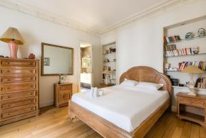 パリにあるVeeve - Ambassador Hideawayのベッドルーム(大型ベッド1台、鏡付)