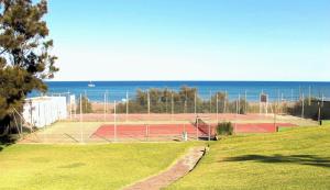 two tennis courts with the ocean in the background at Relax at Premium Beach flat - Aldea Beach in Manilva