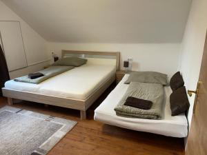 two twin beds in a room with at Ferienhaus Murtal in Weißkirchen in Steiermark