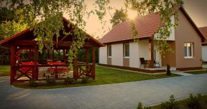 una casa con cenador en el patio en Sunset Bogács, en Bogács