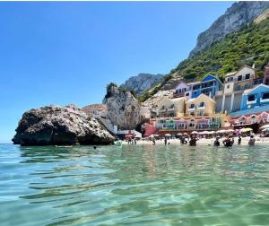 una playa con un grupo de personas en el agua en Stunning 1-Bed Luxury Studio in Gibraltar, en Gibraltar