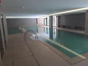 - une grande piscine dans un bâtiment dans l'établissement Stunning 1-Bed Luxury Studio in Gibraltar, à Gibraltar