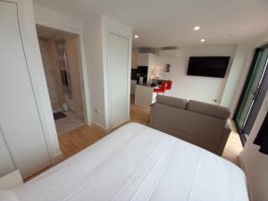 um quarto com uma cama e um sofá num quarto em Stunning 1-Bed Luxury Studio in Gibraltar em Gibraltar