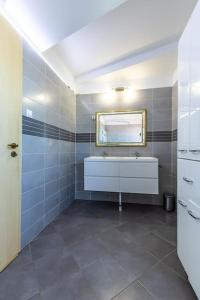 une salle de bain avec un lavabo blanc et un miroir dans l'établissement Venus Apartments - Szimpla Kert Penthouse, à Budapest