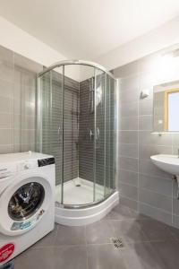 une salle de bain avec douche et machine à laver dans l'établissement Venus Apartments - Szimpla Kert Penthouse, à Budapest 24 autres photos