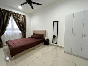 布城的住宿－Putra Homestay, Presint 15, Near Alamanda Mall & Presint Diplomatik，一间卧室配有一张床和吊扇