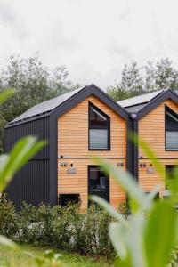 una casa naranja y negra con techo negro en Neue stylische HÜSLE by UNIQUE PLACES en Bludenz
