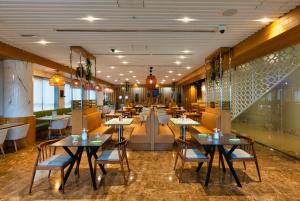 Reštaurácia alebo iné gastronomické zariadenie v ubytovaní Wyndham Dubai Marina
