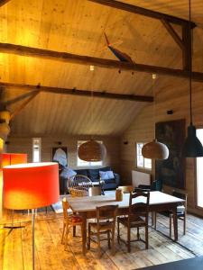 ein Esszimmer mit einem Tisch und Stühlen in einem Zimmer in der Unterkunft Superbe ferme restaurée de l'Alpage - 200 m2 - 12 pers - SAINT-GERVAIS MONT-BLANC in Saint-Gervais-les-Bains