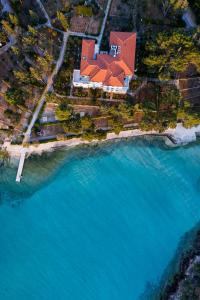 uma vista aérea de uma casa ao lado da água em Labranda Velaris Resort em Supetar