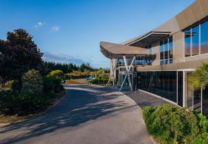 un bâtiment avec une passerelle à côté d'un bâtiment dans l'établissement Selectum City Ataşehir, à Istanbul