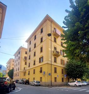 um edifício amarelo no lado de uma rua em Green Central house em La Spezia