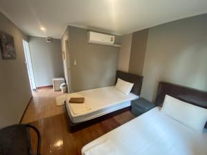 מיטה או מיטות בחדר ב-Sleep Box Kaengkhoi