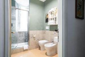 e bagno con servizi igienici, doccia e lavandino. di La Piazzetta Rooms & Apartments a Genova