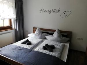 een slaapkamer met een bed met twee handdoeken erop bij Appart Herzglück in Bad Rippoldsau-Schapbach