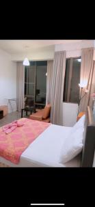 una camera con un grande letto e un soggiorno di Studio Tower @ Empire Damansara a Petaling Jaya