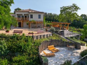 einen Hinterhof mit einem Haus und einer Terrasse mit Bänken in der Unterkunft Agriturismo Colpo di Fortuna in Gualdo di Macerata